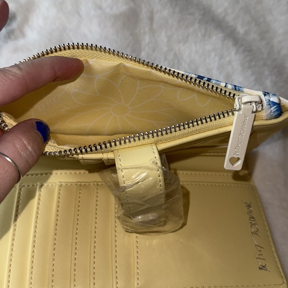 Betsey Johnson NWT STUNNING Blue Floral/Yellow Wallet/Wristlet spring 2025 - Picture 6 of 9